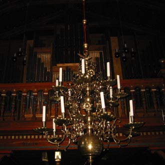 Leuchter und Orgel